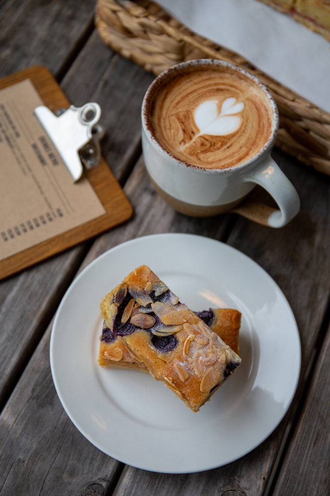 Vegan cake with dark blueberries – 84 g