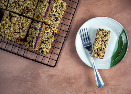 Apple cake with blackcurrant and crispy topping – 111 g