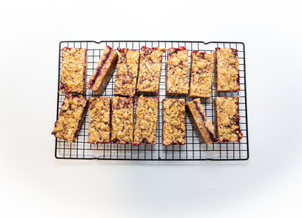 Apple cake with blackcurrant and crispy topping – 111 g